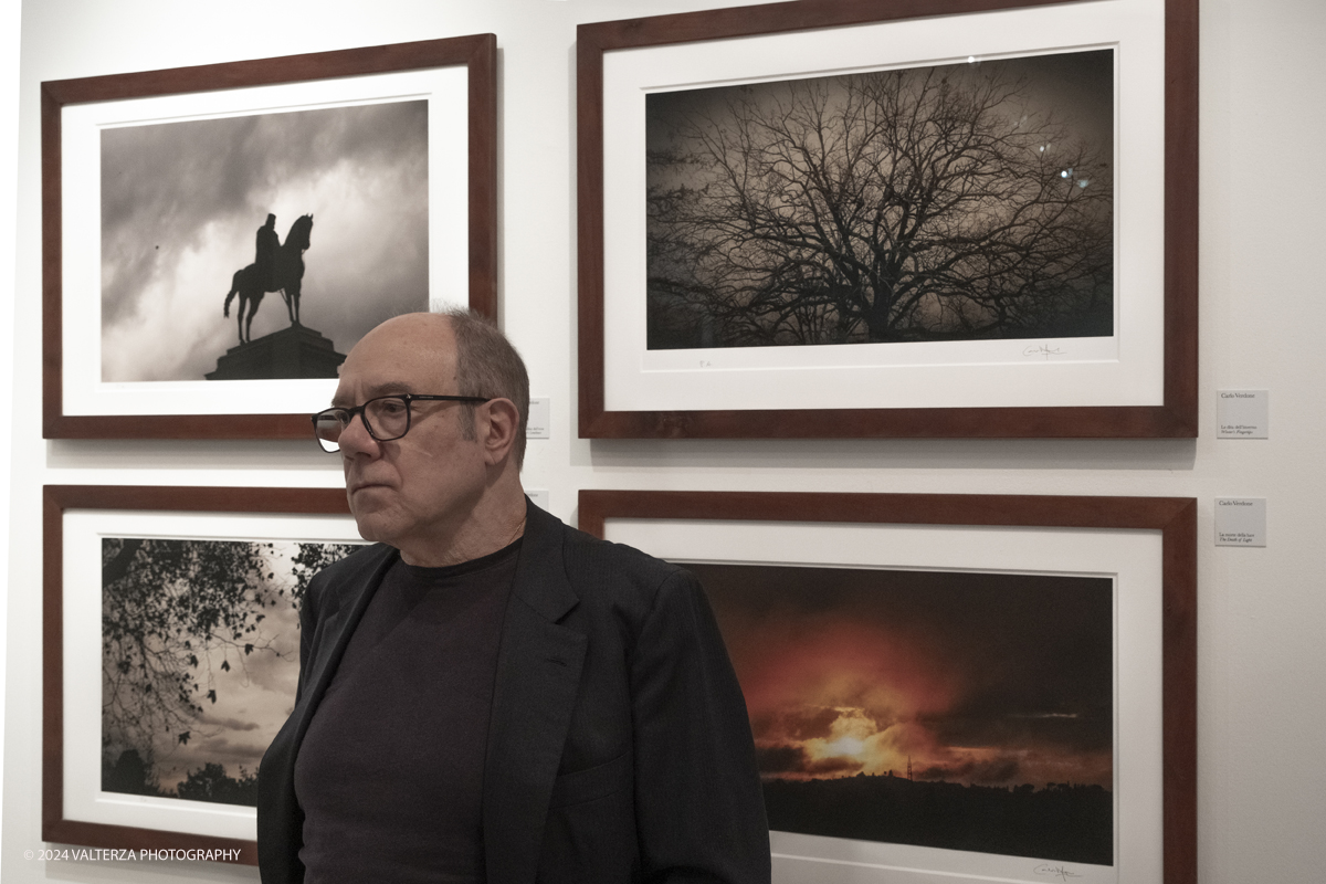_DSF7875.jpg - 22/03/2024. Torino. Carlo Verdone ritrova attraverso immagini di  nuvole, albe e tramonti la sua vera indole contemplativa, malinconica, spesso solitaria. Nella foto Carlo Verdone nella sua mostra