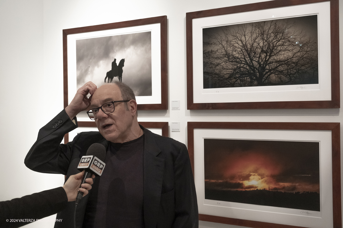_DSF7896.jpg - 22/03/2024. Torino. Carlo Verdone ritrova attraverso immagini di  nuvole, albe e tramonti la sua vera indole contemplativa, malinconica, spesso solitaria. Nella foto Carlo Verdone nella sua mostra