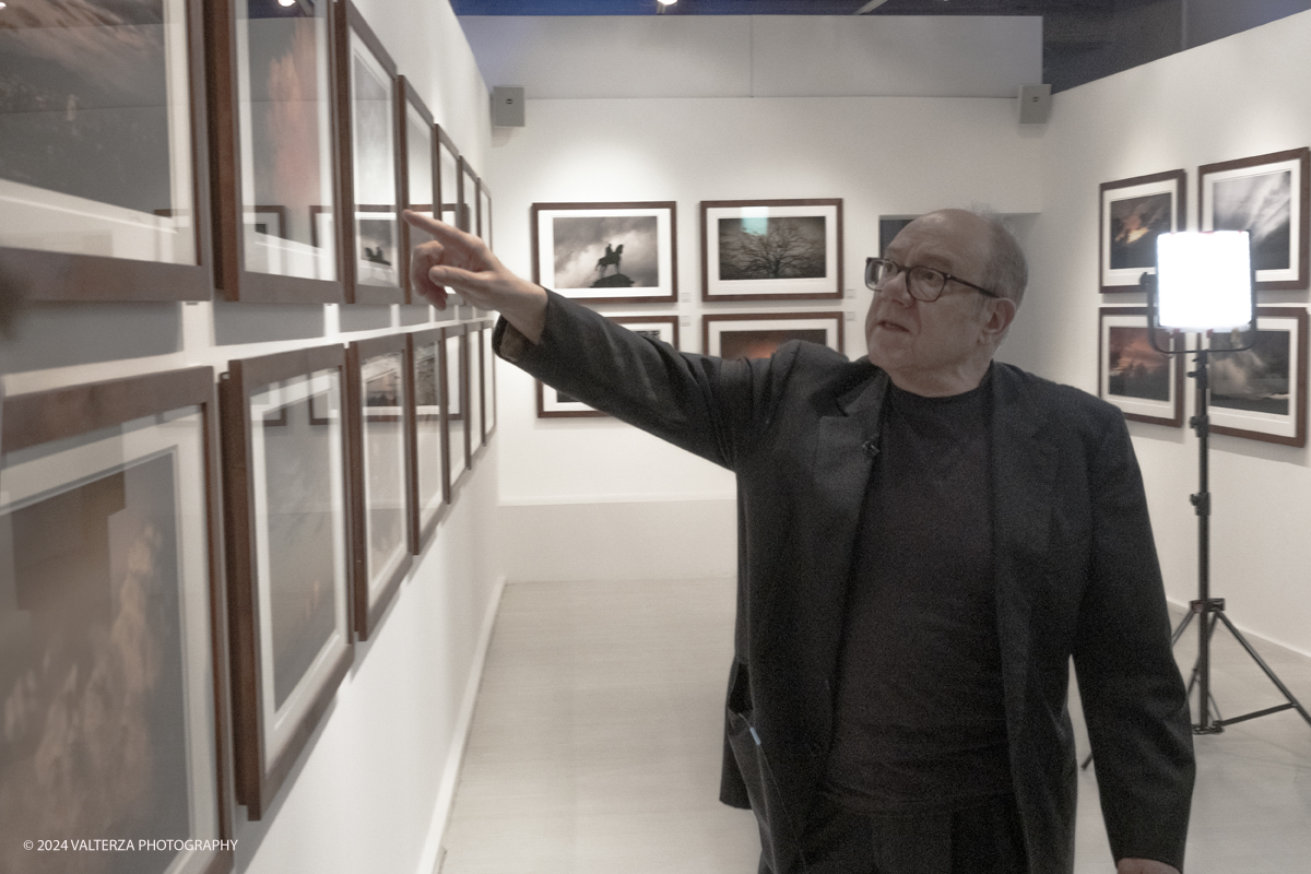 _DSF7918.jpg - 22/03/2024. Torino. Carlo Verdone ritrova attraverso immagini di  nuvole, albe e tramonti la sua vera indole contemplativa, malinconica, spesso solitaria. Nella foto Carlo Verdone spiega origine e dettagli delle sue immagini
