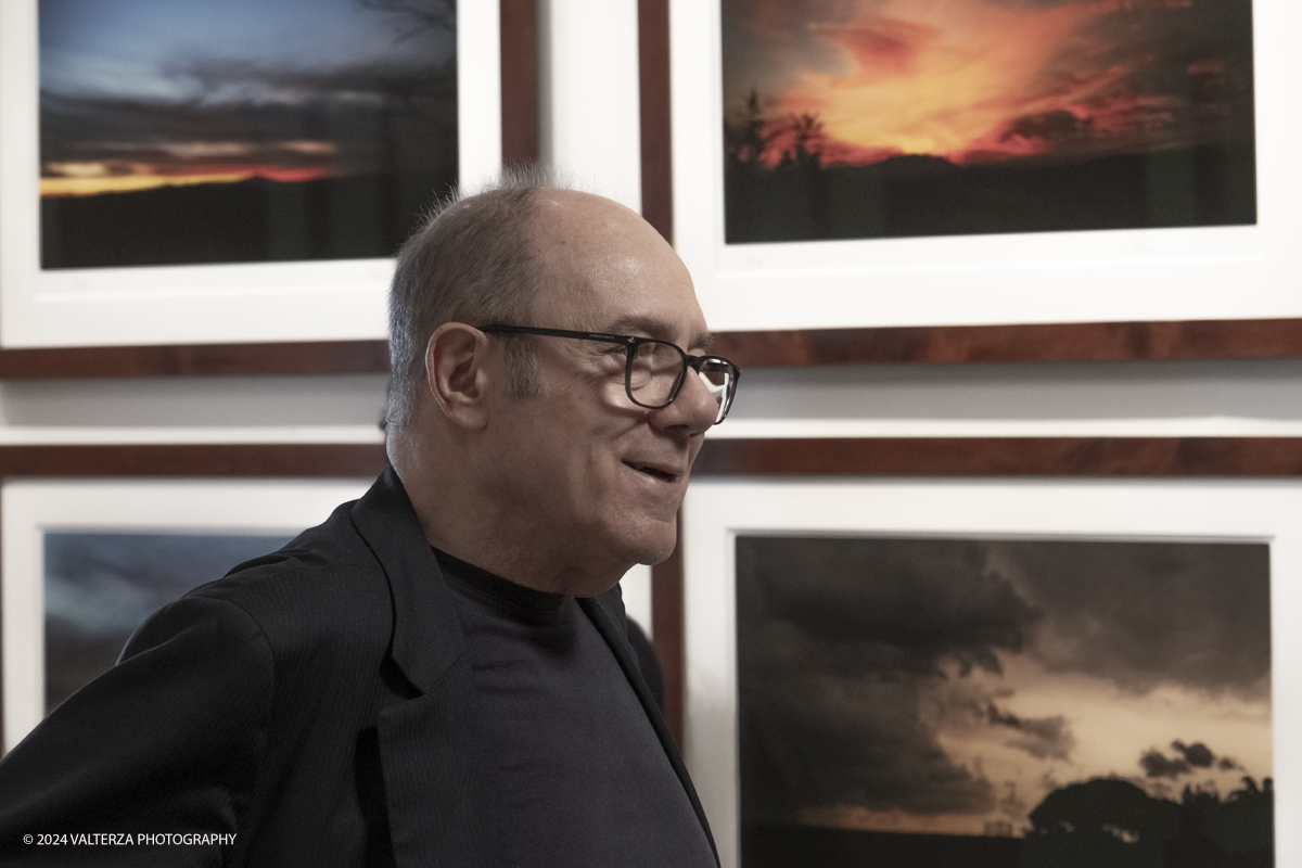 _DSF7949.jpg - 22/03/2024. Torino. Carlo Verdone ritrova attraverso immagini di  nuvole, albe e tramonti la sua vera indole contemplativa, malinconica, spesso solitaria. Nella foto Carlo Verdone nella sua mostra