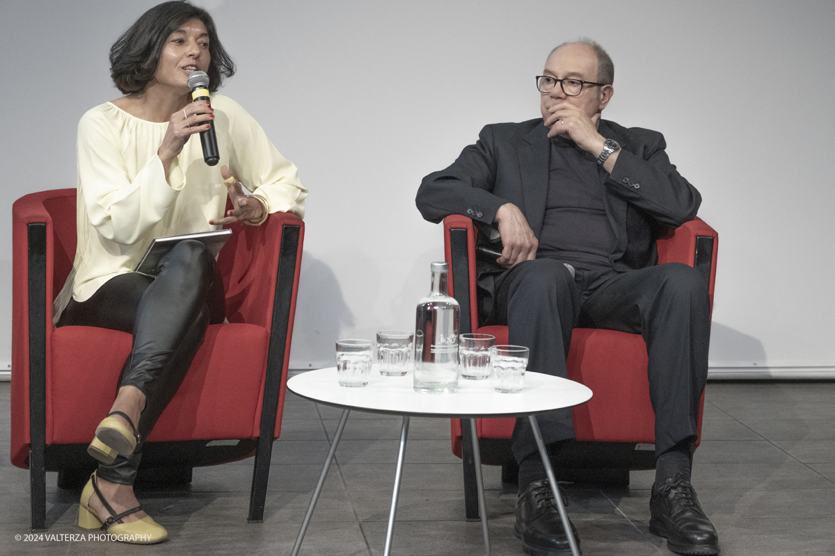 _DSF8024.jpg - 22/03/2024. Torino. Carlo Verdone ritrova attraverso immagini di  nuvole, albe e tramonti la sua vera indole contemplativa, malinconica, spesso solitaria. Nella foto Carlo Verdone nel Talk dedicato alla sua mostra dialoga con la giornalista della Stampa Giulia Zonca