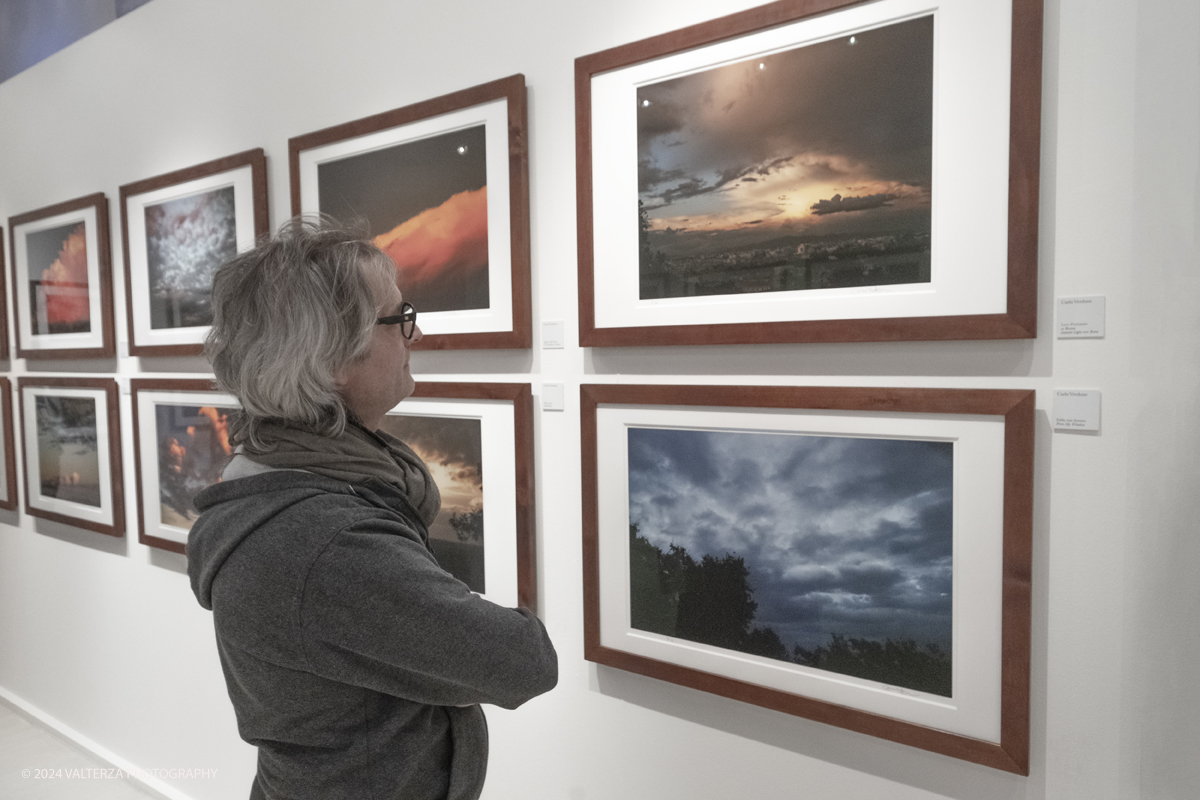 _DSF8200.jpg - 22/03/2024. Torino. Carlo Verdone ritrova attraverso immagini di  nuvole, albe e tramonti la sua vera indole contemplativa, malinconica, spesso solitaria. Nella foto in visita alla mostra