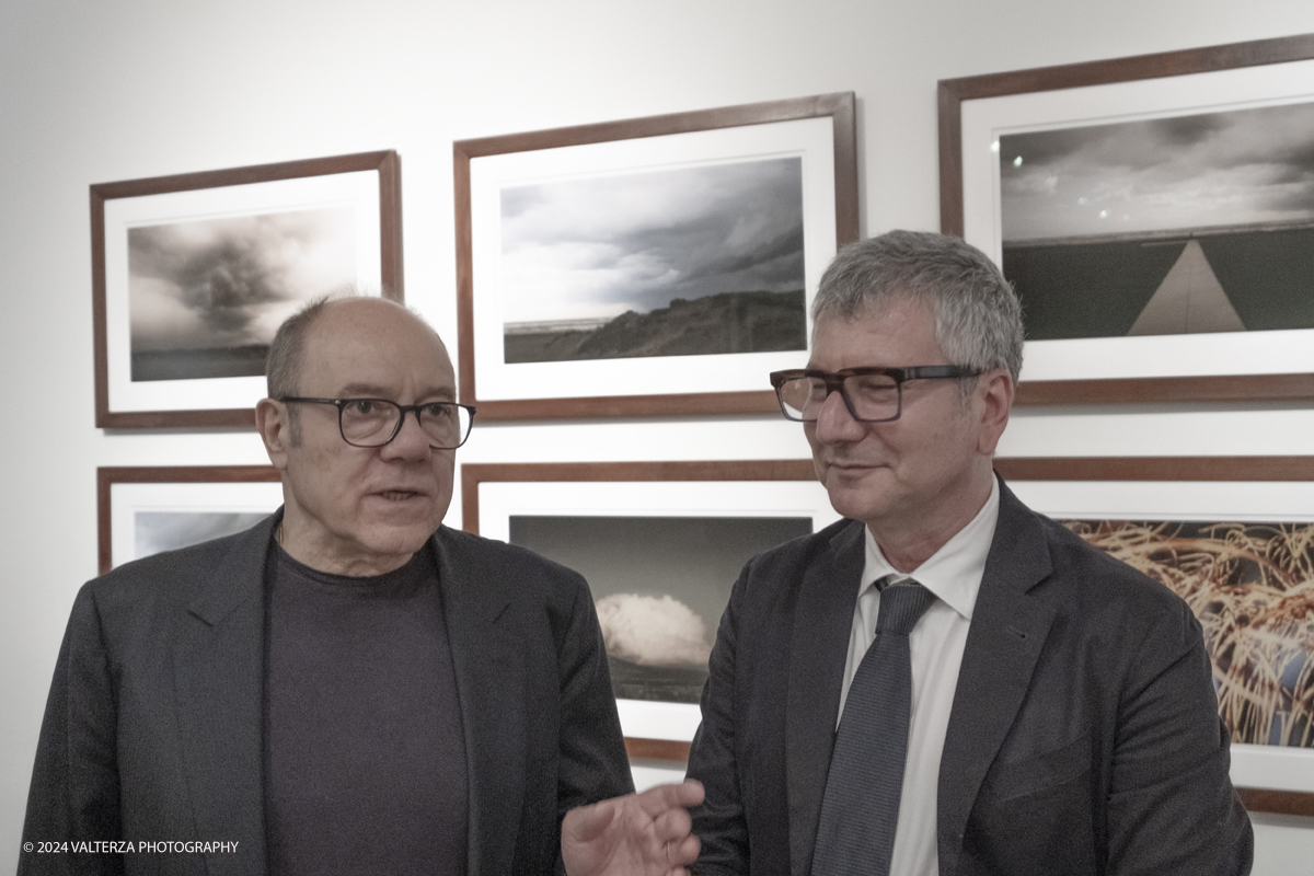 _DSF8247.jpg - 22/03/2024. Torino. Carlo Verdone ritrova attraverso immagini di  nuvole, albe e tramonti la sua vera indole contemplativa, malinconica, spesso solitaria. Nella foto Carlo Verdone con  il direttore del Museo  Nazionale del Cinema Domenico De Gaetano in visita alla mostra