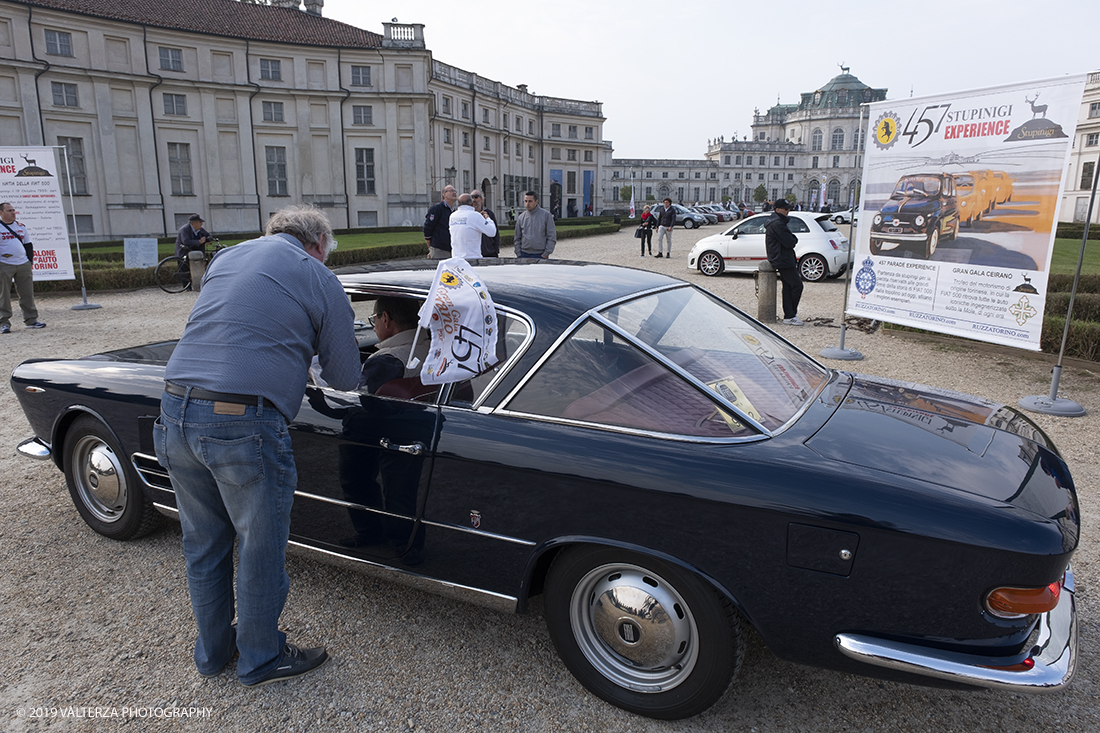 _DSF7712-2.jpg - 06-10-2019. Torino. La tappa autunnale della 457 Experience fa richiamo a ciÃ² che accadde a Stupinigi il 18 Ottobre 1955, quando venne presentato il prototipo della futura 500, all'epoca ancora sotto il nome di progetto 400: il progetto 400 venne poi re-ingegnerizzato nel progetto 450 ed infine messo in vendita nel 1957 con il nome di â€œNuova 500â€�, dalle cui cifre di transizione la nascita del progetto 457 firmato da Ruzza Torino, acronimo e sintesi delle origini dell'utilitaria italiana. Nella foto un momento dell'arrivo e registrazione dei partecipanti all'evento