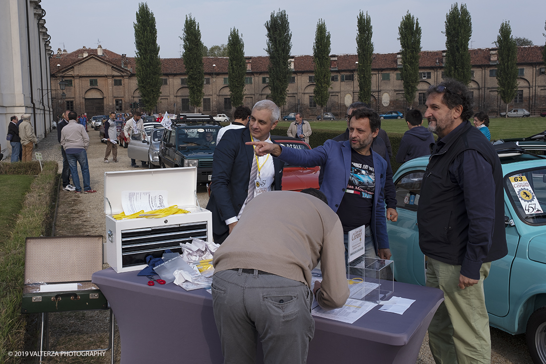 _DSF7735-2.jpg - 06-10-2019. Torino. La tappa autunnale della 457 Experience fa richiamo a ciÃ² che accadde a Stupinigi il 18 Ottobre 1955, quando venne presentato il prototipo della futura 500, all'epoca ancora sotto il nome di progetto 400: il progetto 400 venne poi re-ingegnerizzato nel progetto 450 ed infine messo in vendita nel 1957 con il nome di â€œNuova 500â€�, dalle cui cifre di transizione la nascita del progetto 457 firmato da Ruzza Torino, acronimo e sintesi delle origini dell'utilitaria italiana. Nella foto un momento dell'arrivo e registrazione dei partecipanti all'evento