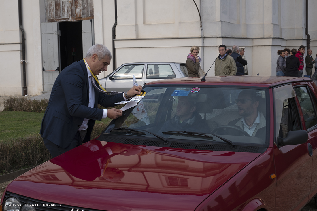 _DSF7766-2.jpg - 06-10-2019. Torino. La tappa autunnale della 457 Experience fa richiamo a ciÃ² che accadde a Stupinigi il 18 Ottobre 1955, quando venne presentato il prototipo della futura 500, all'epoca ancora sotto il nome di progetto 400: il progetto 400 venne poi re-ingegnerizzato nel progetto 450 ed infine messo in vendita nel 1957 con il nome di â€œNuova 500â€�, dalle cui cifre di transizione la nascita del progetto 457 firmato da Ruzza Torino, acronimo e sintesi delle origini dell'utilitaria italiana. Nella foto un momento dell'arrivo e registrazione dei partecipanti all'evento