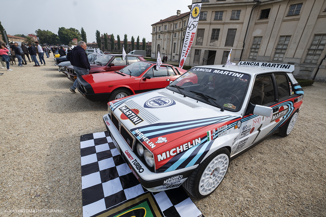 _DSF8842.jpg - 06-10-2019. Torino. La tappa autunnale della 457 Experience fa richiamo a ciÃ² che accadde a Stupinigi il 18 Ottobre 1955, quando venne presentato il prototipo della futura 500, all'epoca ancora sotto il nome di progetto 400: il progetto 400 venne poi re-ingegnerizzato nel progetto 450 ed infine messo in vendita nel 1957 con il nome di â€œNuova 500â€�, dalle cui cifre di transizione la nascita del progetto 457 firmato da Ruzza Torino, acronimo e sintesi delle origini dell'utilitaria italiana. Nella foto i partecipanti all'evento schierati alla palazzina di caccia di Stupinigi  prestigiosa sede storica della manifestazione.