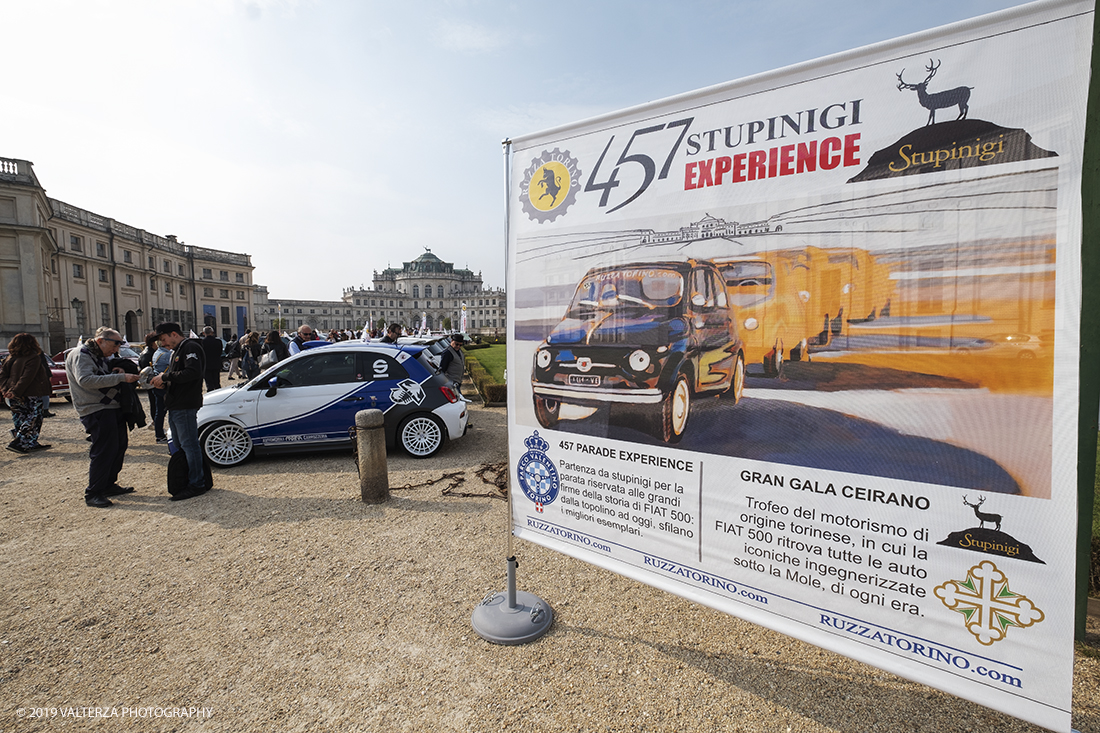 _DSF8883.jpg - 06-10-2019. Torino. La tappa autunnale della 457 Experience fa richiamo a ciÃ² che accadde a Stupinigi il 18 Ottobre 1955, quando venne presentato il prototipo della futura 500, all'epoca ancora sotto il nome di progetto 400: il progetto 400 venne poi re-ingegnerizzato nel progetto 450 ed infine messo in vendita nel 1957 con il nome di â€œNuova 500â€�, dalle cui cifre di transizione la nascita del progetto 457 firmato da Ruzza Torino, acronimo e sintesi delle origini dell'utilitaria italiana. Nella foto i partecipanti all'evento schierati alla palazzina di caccia di Stupinigi  prestigiosa sede storica della manifestazione.