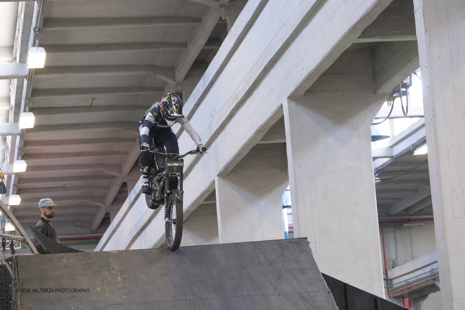 _DSF4241.jpg - 27/03/2026/. Torino.  Ad AMTS , Auto Moto Turin Show, lo spettacolo Ã¨ protagonista per tutto il weekend! 3 arene indoor e 2 piste outdoor dedicate agli show. Spettacoli di freestyle, drifting e stunt con piloti e rider professionisti. Nella foto esibizioni dei motociclisti acrobati del Circus Trial