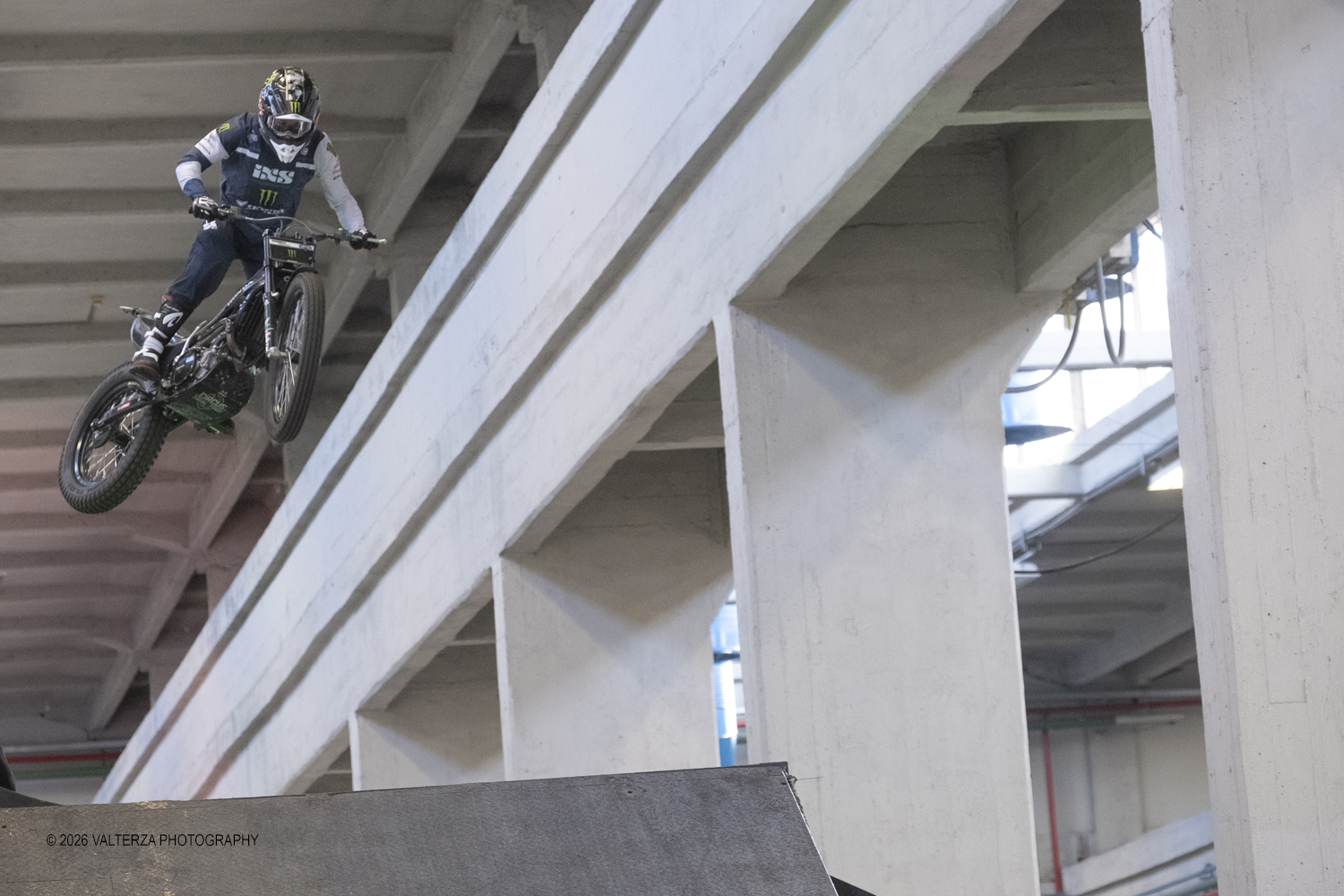 _DSF4310.jpg - 27/03/2026/. Torino.  Ad AMTS , Auto Moto Turin Show, lo spettacolo Ã¨ protagonista per tutto il weekend! 3 arene indoor e 2 piste outdoor dedicate agli show. Spettacoli di freestyle, drifting e stunt con piloti e rider professionisti. Nella foto esibizioni dei motociclisti acrobati del Circus Trial