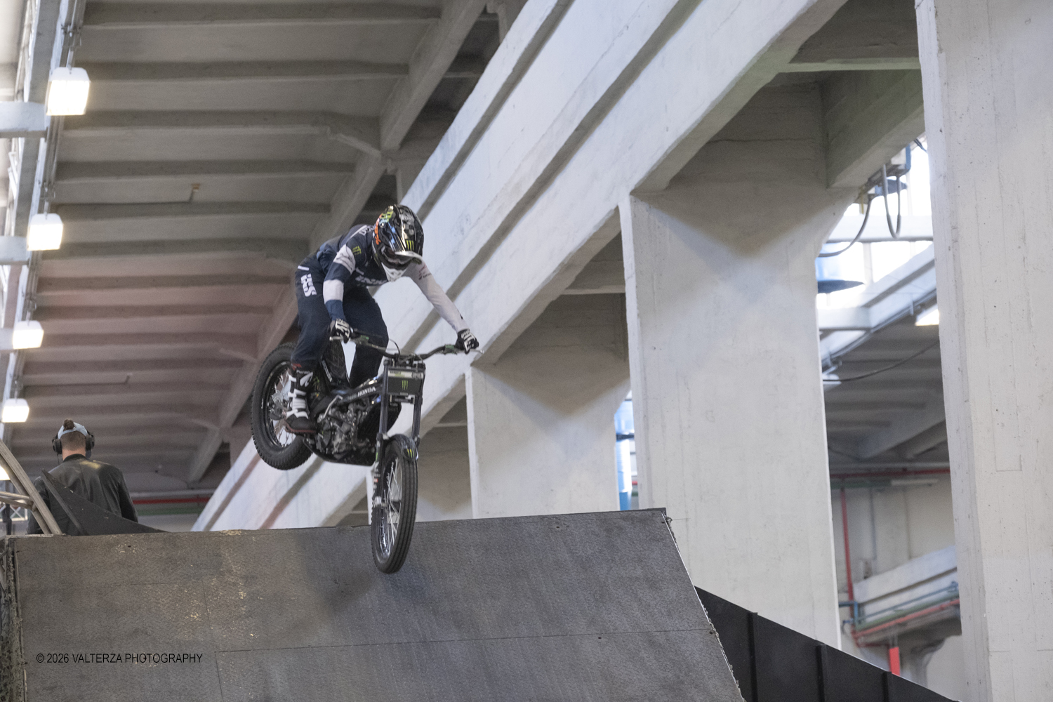 _DSF4315.jpg - 27/03/2026/. Torino.  Ad AMTS , Auto Moto Turin Show, lo spettacolo Ã¨ protagonista per tutto il weekend! 3 arene indoor e 2 piste outdoor dedicate agli show. Spettacoli di freestyle, drifting e stunt con piloti e rider professionisti. Nella foto esibizioni dei motociclisti acrobati del Circus Trial