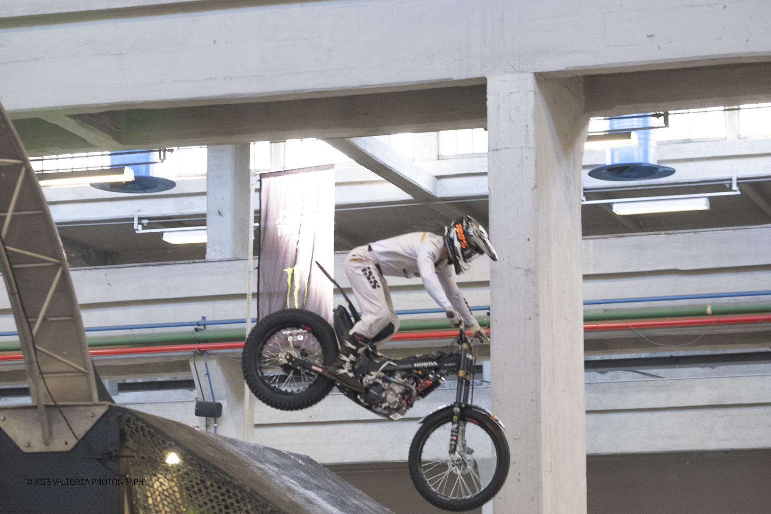 _DSF4338.jpg - 27/03/2026/. Torino.  Ad AMTS , Auto Moto Turin Show, lo spettacolo Ã¨ protagonista per tutto il weekend! 3 arene indoor e 2 piste outdoor dedicate agli show. Spettacoli di freestyle, drifting e stunt con piloti e rider professionisti. Nella foto esibizioni dei motociclisti acrobati del Circus Trial