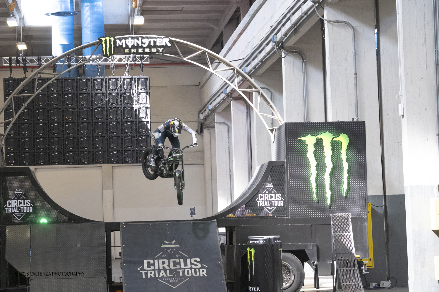 _DSF4367.jpg - 27/03/2026/. Torino.  Ad AMTS , Auto Moto Turin Show, lo spettacolo Ã¨ protagonista per tutto il weekend! 3 arene indoor e 2 piste outdoor dedicate agli show. Spettacoli di freestyle, drifting e stunt con piloti e rider professionisti. Nella foto esibizioni dei motociclisti acrobati del Circus Trial