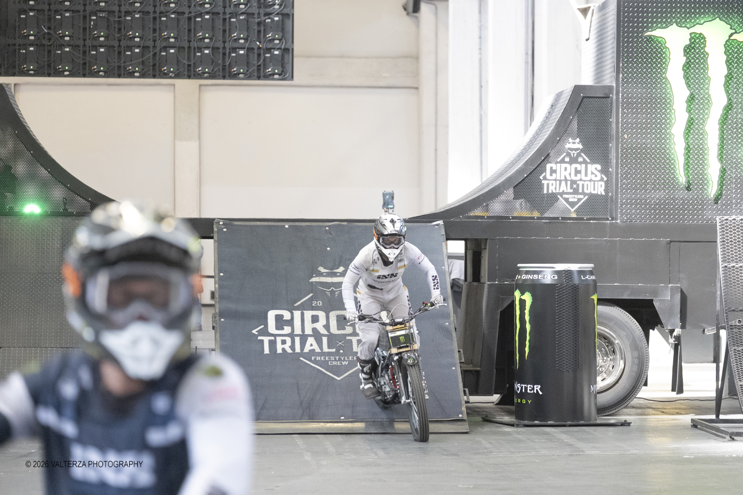 _DSF4385.jpg - 27/03/2026/. Torino.  Ad AMTS , Auto Moto Turin Show, lo spettacolo Ã¨ protagonista per tutto il weekend! 3 arene indoor e 2 piste outdoor dedicate agli show. Spettacoli di freestyle, drifting e stunt con piloti e rider professionisti. Nella foto esibizioni dei motociclisti acrobati del Circus Trial