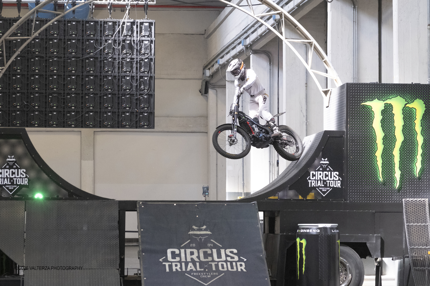 _DSF4910.jpg - 27/03/2026/. Torino.  Ad AMTS , Auto Moto Turin Show, lo spettacolo Ã¨ protagonista per tutto il weekend! 3 arene indoor e 2 piste outdoor dedicate agli show. Spettacoli di freestyle, drifting e stunt con piloti e rider professionisti. Nella foto esibizioni dei motociclisti acrobati del Circus Trial