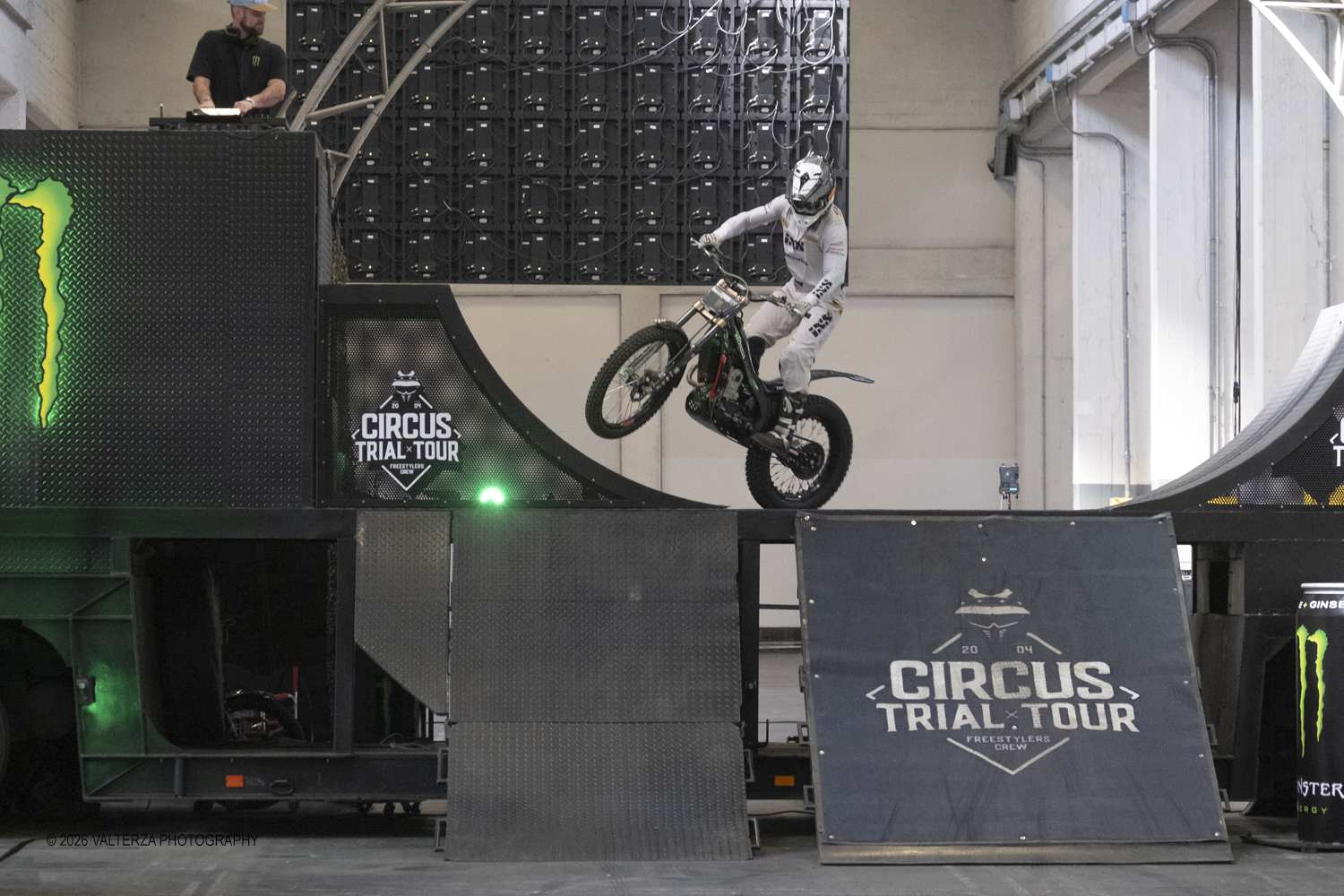 _DSF4922.jpg - 27/03/2026/. Torino.  Ad AMTS , Auto Moto Turin Show, lo spettacolo Ã¨ protagonista per tutto il weekend! 3 arene indoor e 2 piste outdoor dedicate agli show. Spettacoli di freestyle, drifting e stunt con piloti e rider professionisti. Nella foto esibizioni dei motociclisti acrobati del Circus Trial