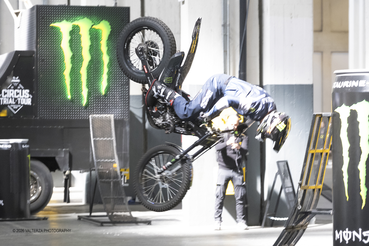 _DSF4987.jpg - 27/03/2026/. Torino.  Ad AMTS , Auto Moto Turin Show, lo spettacolo Ã¨ protagonista per tutto il weekend! 3 arene indoor e 2 piste outdoor dedicate agli show. Spettacoli di freestyle, drifting e stunt con piloti e rider professionisti. Nella foto esibizioni dei motociclisti acrobati del Circus Trial