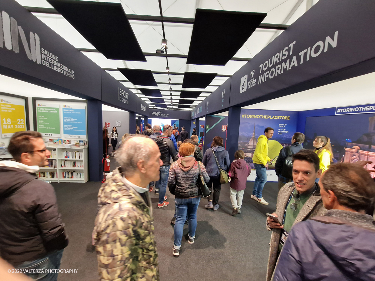 20221112_113441.jpg - 12/1/2022. Torino.  Le 8 coppie dei campioni del doppio hanno inaugurato questa mattina il Fan Village delle Nitto Atp Finals di Torino presenti le istituzioni dello sport , Il presidente dell'ATP Andrea Gaudenzi,  Isidoro Alvisi vicepresidente Fit l'Assessore allo sport regione Piemonte  Ricca Fabrizio ed il sindaco della cittÃ  Lo Russo.