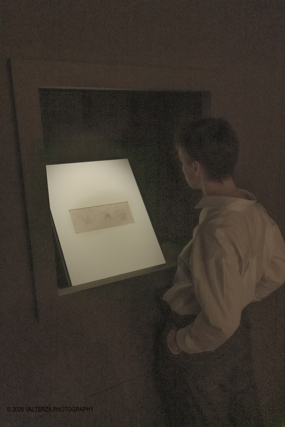 _DSF3839.jpg - Dal 20 marzo al 28 giugno 2026, lo Spazio Leonardo, al primo piano della Galleria Sabauda dei Musei Reali di Torino, accoglie il nuovo capitolo di A tu per tu con Leonardo. Questâ€™anno, lâ€™atteso appuntamento con il genio di Leonardo, , Ã¨ dedicato al disegno autografo Tre vedute di testa virile con barba. Nella foto in visita alla mostra