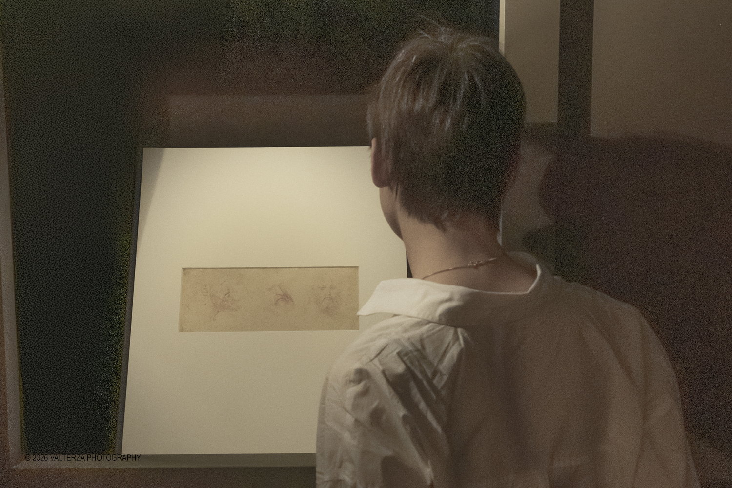 _DSF3842.jpg - Dal 20 marzo al 28 giugno 2026, lo Spazio Leonardo, al primo piano della Galleria Sabauda dei Musei Reali di Torino, accoglie il nuovo capitolo di A tu per tu con Leonardo. Questâ€™anno, lâ€™atteso appuntamento con il genio di Leonardo, , Ã¨ dedicato al disegno autografo Tre vedute di testa virile con barba. Nella foto in visita alla mostra