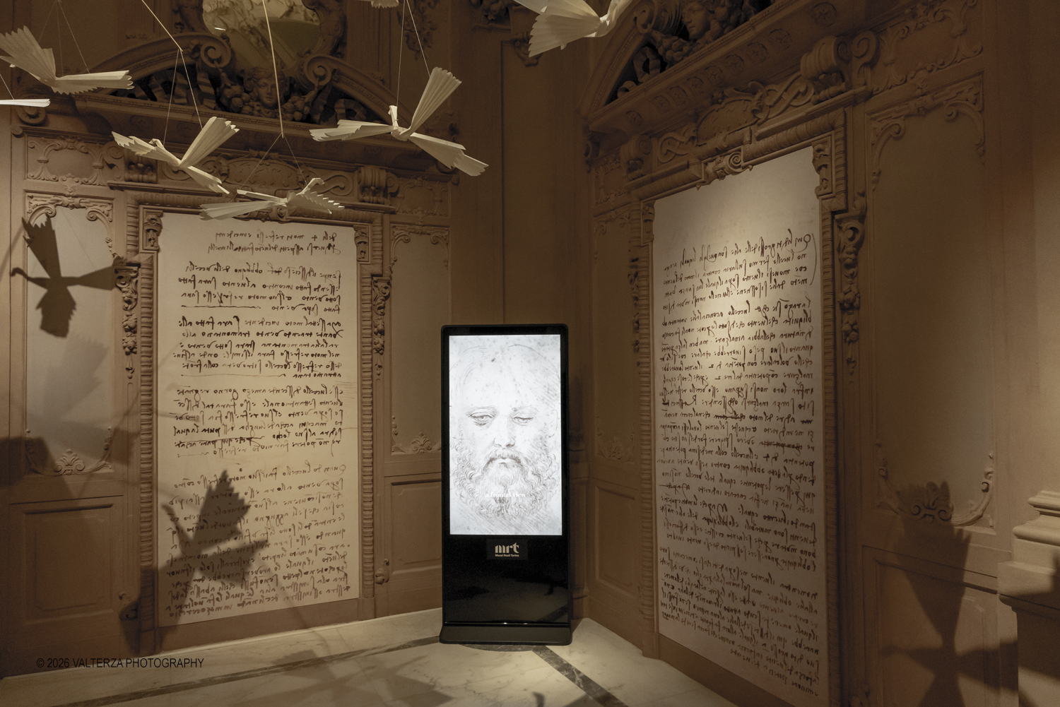_DSF3887.jpg - Dal 20 marzo al 28 giugno 2026, lo Spazio Leonardo, al primo piano della Galleria Sabauda dei Musei Reali di Torino, accoglie il nuovo capitolo di A tu per tu con Leonardo. Questâ€™anno, lâ€™atteso appuntamento con il genio di Leonardo, , Ã¨ dedicato al disegno autografo Tre vedute di testa virile con barba. Nella foto lo Spazio Leonardo Ã¨ dotato di una installazione video che documenta ed illurta l'opera e la sua storia
