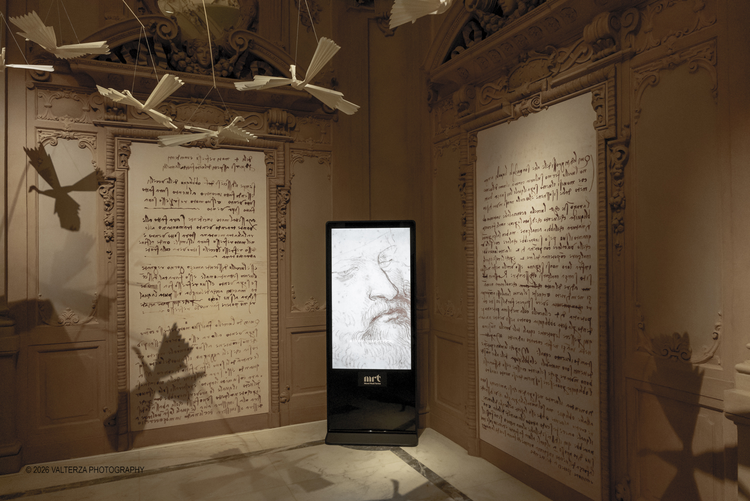 _DSF3888.jpg - Dal 20 marzo al 28 giugno 2026, lo Spazio Leonardo, al primo piano della Galleria Sabauda dei Musei Reali di Torino, accoglie il nuovo capitolo di A tu per tu con Leonardo. Questâ€™anno, lâ€™atteso appuntamento con il genio di Leonardo, , Ã¨ dedicato al disegno autografo Tre vedute di testa virile con barba. Nella foto lo Spazio Leonardo Ã¨ dotato di una installazione video che documenta ed illurta l'opera e la sua storia