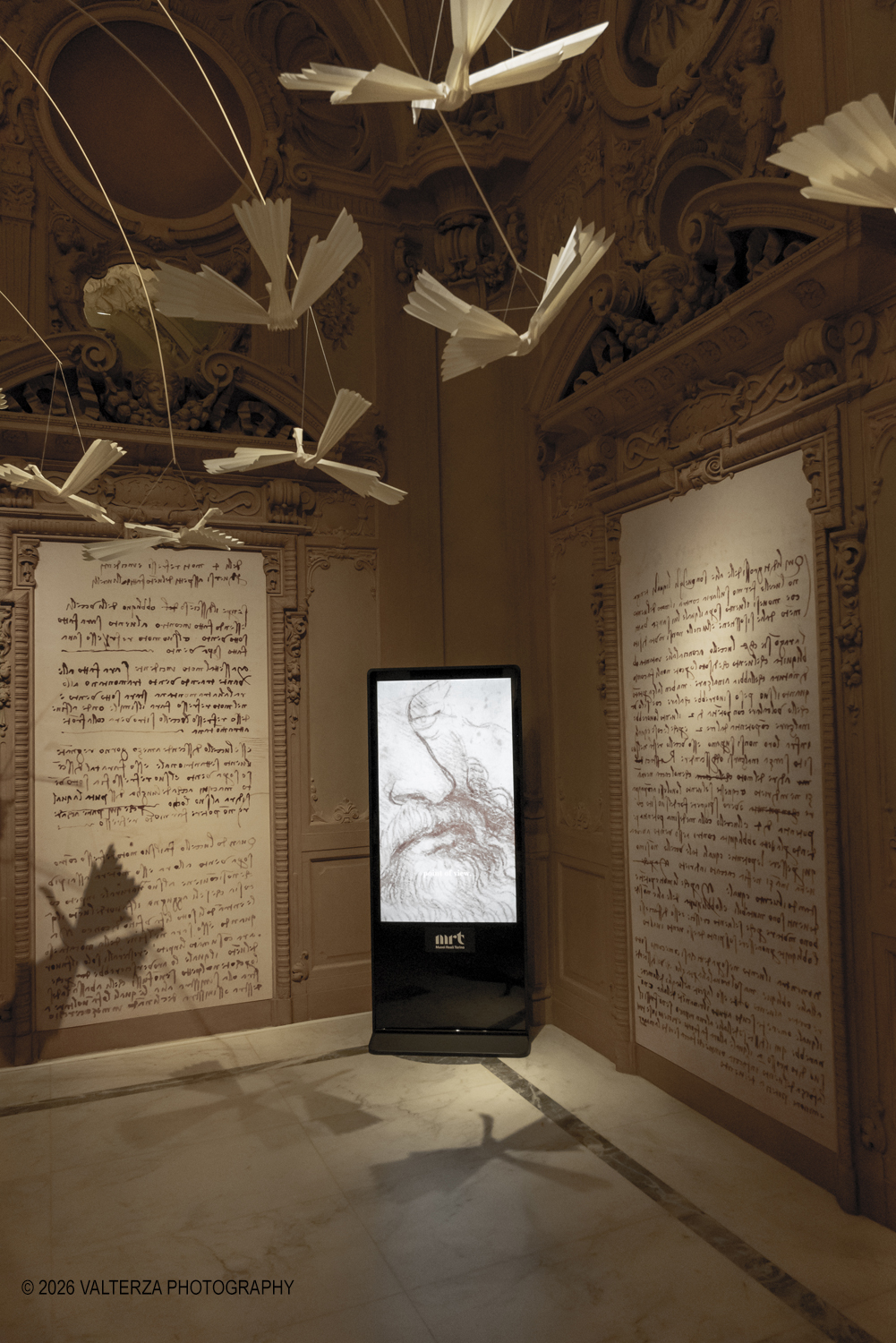 _DSF3899.jpg - Dal 20 marzo al 28 giugno 2026, lo Spazio Leonardo, al primo piano della Galleria Sabauda dei Musei Reali di Torino, accoglie il nuovo capitolo di A tu per tu con Leonardo. Questâ€™anno, lâ€™atteso appuntamento con il genio di Leonardo, , Ã¨ dedicato al disegno autografo Tre vedute di testa virile con barba. Nella foto lo Spazio Leonardo Ã¨ dotato di una installazione video che documenta ed illurta l'opera e la sua storia