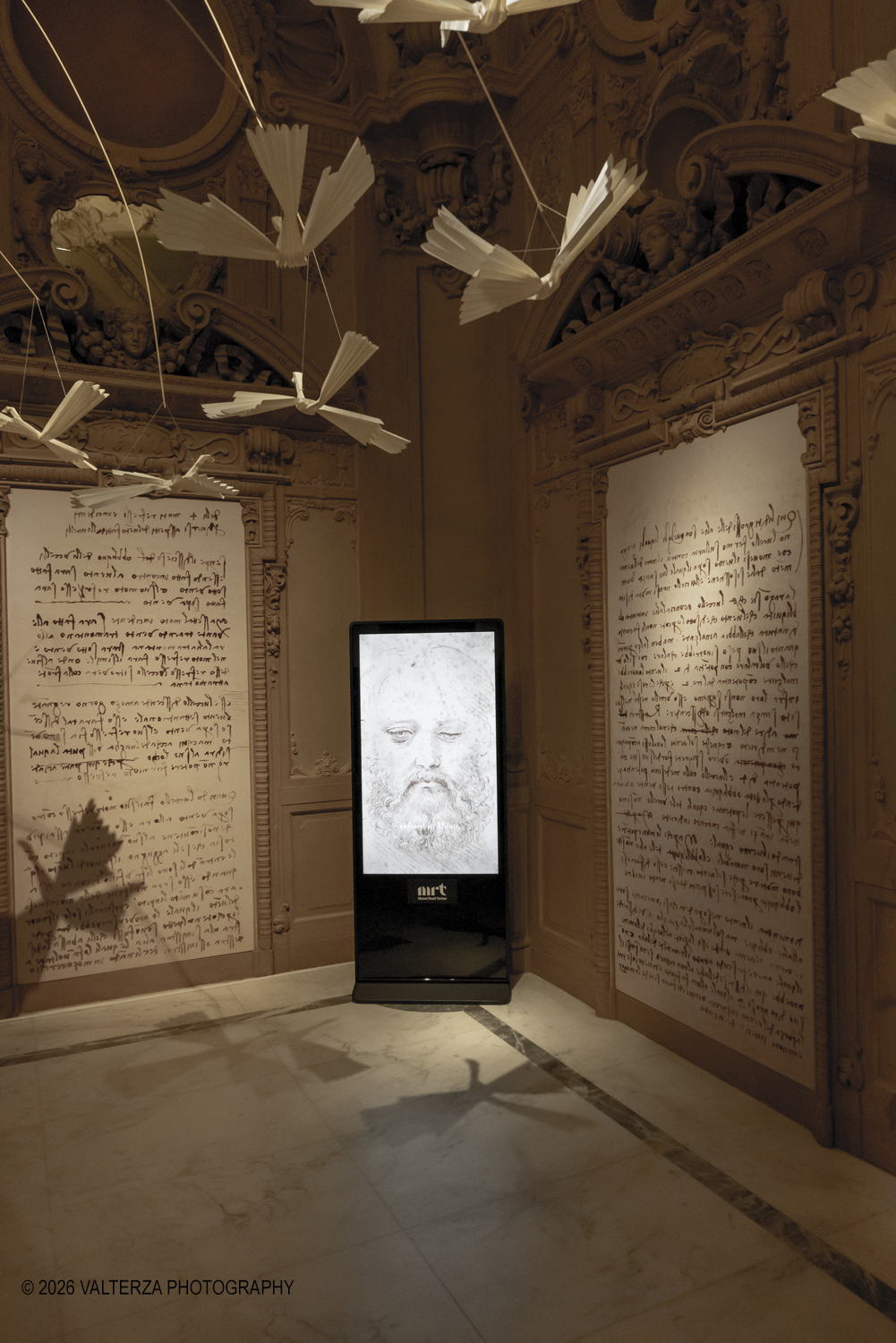 _DSF3903.jpg - Dal 20 marzo al 28 giugno 2026, lo Spazio Leonardo, al primo piano della Galleria Sabauda dei Musei Reali di Torino, accoglie il nuovo capitolo di A tu per tu con Leonardo. Questâ€™anno, lâ€™atteso appuntamento con il genio di Leonardo, , Ã¨ dedicato al disegno autografo Tre vedute di testa virile con barba. Nella foto lo Spazio Leonardo Ã¨ dotato di una installazione video che documenta ed illurta l'opera e la sua storia