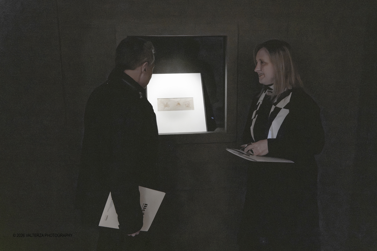 _DSF3948.jpg - Dal 20 marzo al 28 giugno 2026, lo Spazio Leonardo, al primo piano della Galleria Sabauda dei Musei Reali di Torino, accoglie il nuovo capitolo di A tu per tu con Leonardo. Questâ€™anno, lâ€™atteso appuntamento con il genio di Leonardo, , Ã¨ dedicato al disegno autografo Tre vedute di testa virile con barba. Nella foto Marco Gilli Presidente della Fondazione Compagnia di San Paolo in visita all'opera con Paola D'Agostino Direttrice Generale dei Musei Reali