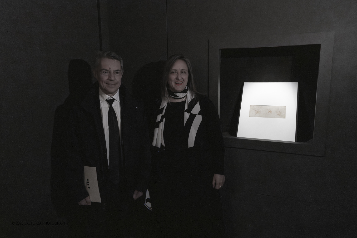 _DSF3976.jpg - Dal 20 marzo al 28 giugno 2026, lo Spazio Leonardo, al primo piano della Galleria Sabauda dei Musei Reali di Torino, accoglie il nuovo capitolo di A tu per tu con Leonardo. Questâ€™anno, lâ€™atteso appuntamento con il genio di Leonardo, , Ã¨ dedicato al disegno autografo Tre vedute di testa virile con barba. Nella foto Marco Gilli Presidente della Fondazione Compagnia di San Paolo in visita all'opera con Paola D'Agostino Direttrice Generale dei Musei Reali