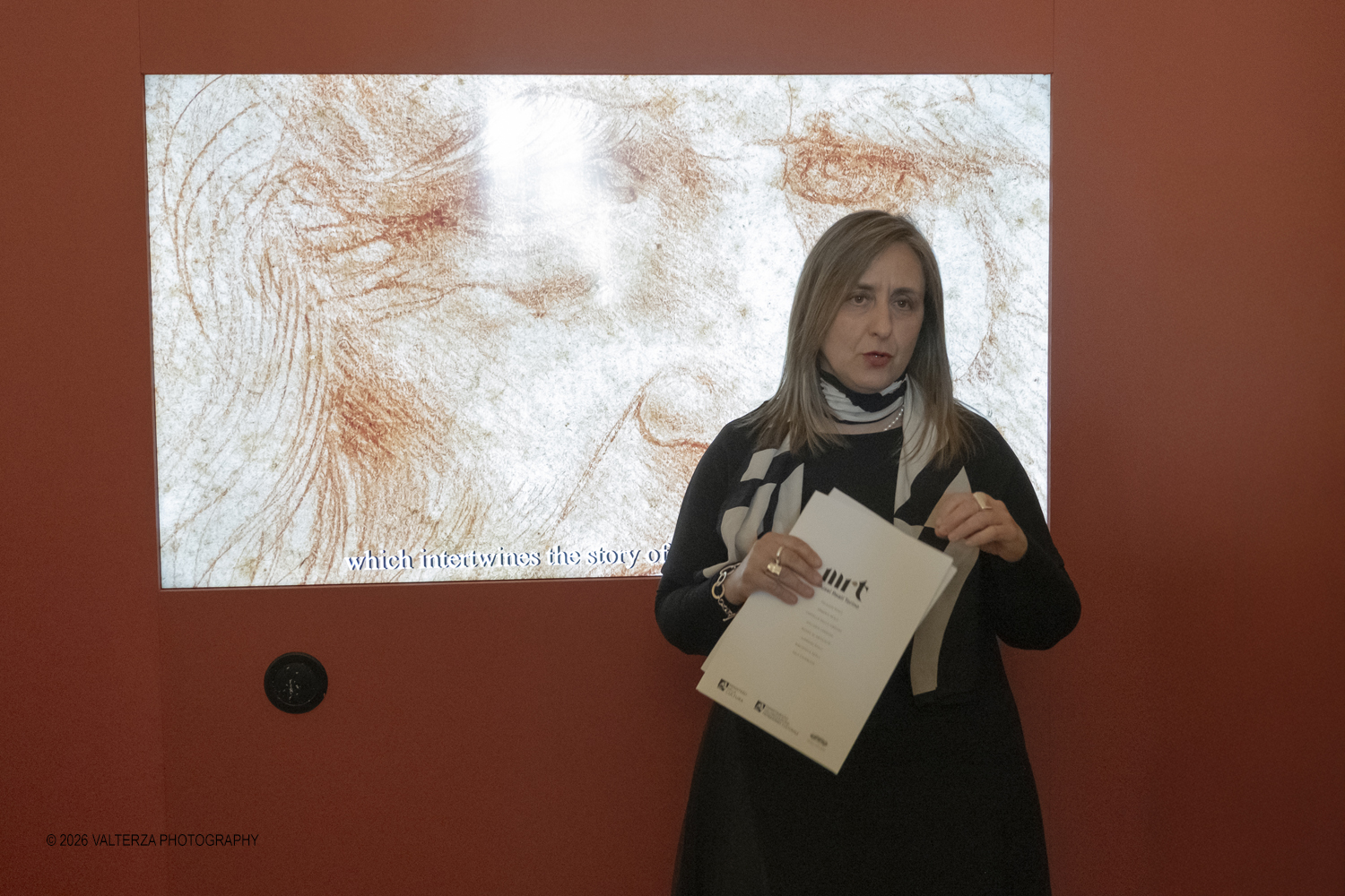 _DSF4048.jpg - Dal 20 marzo al 28 giugno 2026, lo Spazio Leonardo, al primo piano della Galleria Sabauda dei Musei Reali di Torino, accoglie il nuovo capitolo di A tu per tu con Leonardo. Questâ€™anno, lâ€™atteso appuntamento con il genio di Leonardo, , Ã¨ dedicato al disegno autografo Tre vedute di testa virile con barba. Nella foto Paola D'Agostino Direttrice Generale dei Musei Reali inaugura l'evento presentando la nuova opera di Leonardo