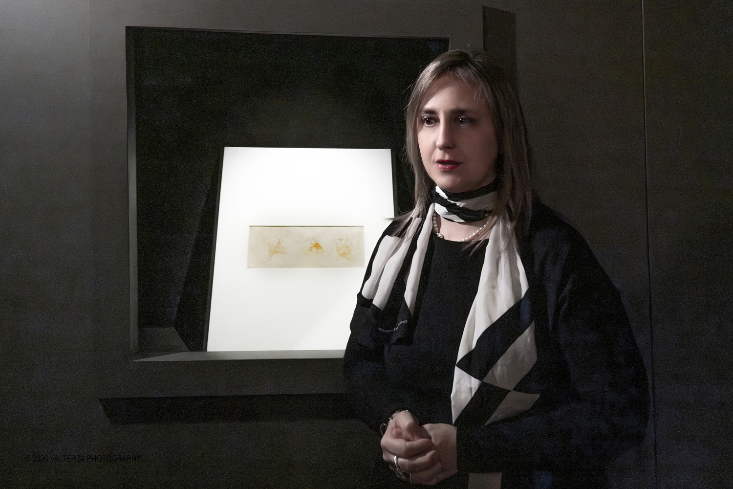 _DSF4153_pp.jpg - Dal 20 marzo al 28 giugno 2026, lo Spazio Leonardo, al primo piano della Galleria Sabauda dei Musei Reali di Torino, accoglie il nuovo capitolo di A tu per tu con Leonardo. Questâ€™anno, lâ€™atteso appuntamento con il genio di Leonardo, , Ã¨ dedicato al disegno autografo Tre vedute di testa virile con barba. Nella foto Paola D'Agostino Direttrice Generale dei Musei Reali in visita all'opera in mostra
