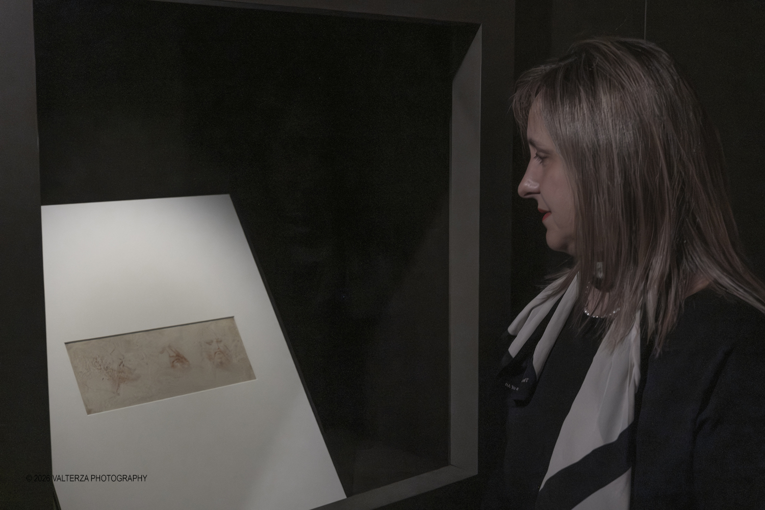 _DSF4188.jpg - Dal 20 marzo al 28 giugno 2026, lo Spazio Leonardo, al primo piano della Galleria Sabauda dei Musei Reali di Torino, accoglie il nuovo capitolo di A tu per tu con Leonardo. Questâ€™anno, lâ€™atteso appuntamento con il genio di Leonardo, , Ã¨ dedicato al disegno autografo Tre vedute di testa virile con barba. Nella foto Paola D'Agostino Direttrice Generale dei Musei Reali in visita all'opera in mostra