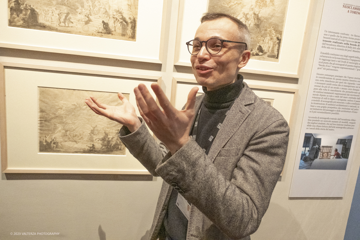 _DSF1493.jpg - 12/02/2023. Torino. All'accademia Albertina un Carnevale con le opere di Paola de' Cavero e i rievocatori de â€œLe vie del tempoâ€�. Nella Foto  Enrico Zanellati all'opera nella guida della visita e nell'illustrare le varie opere presenti