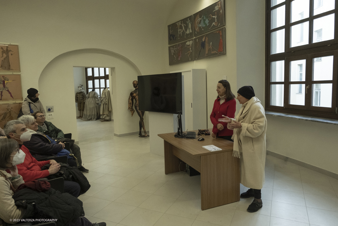 _DSF1557.jpg - 12/02/2023. Torino. All'accademia Albertina un Carnevale con le opere di Paola de' Cavero e i rievocatori de â€œLe vie del tempoâ€�. Nella Foto  la ex titolare  della cattedra di Costume per lo Spettacolo Paola de' Cavero con la Presidente delâ€™Accademia Albertina Paola Gribaudo ed  Enrico Zanellati illustra le opere del suo passato lavoro all'Accademia