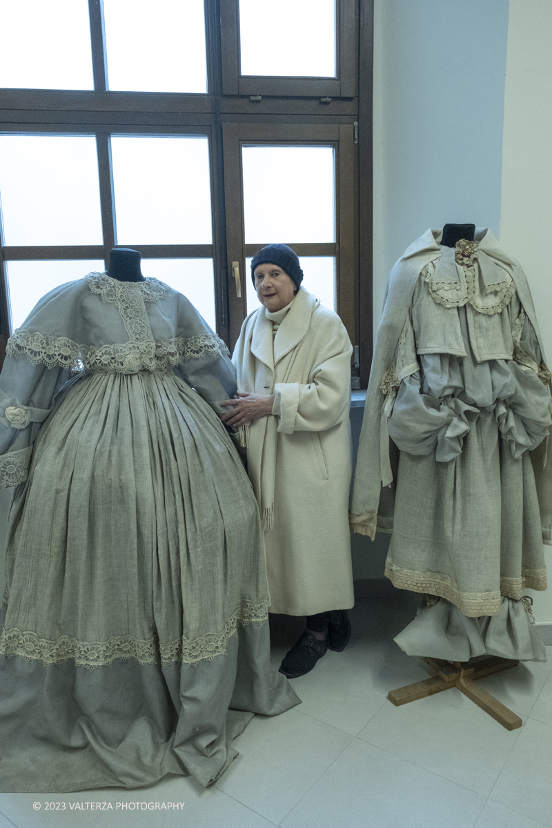 _DSF1640.jpg - 12/02/2023. Torino. All'accademia Albertina un Carnevale con le opere di Paola de' Cavero e i rievocatori de â€œLe vie del tempoâ€�. Nella Foto  Paola De' Cavero e due creazioni realizzate su suoi disegni