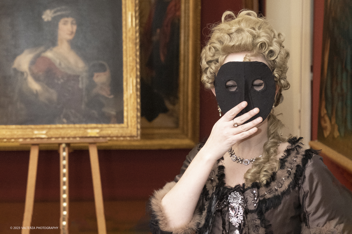 _DSF1718.jpg - 12/02/2023. Torino. All'accademia Albertina un Carnevale con le opere di Paola de' Cavero e i rievocatori de â€œLe vie del tempoâ€�. Nella Foto  rievocatrice de Le vie del tempo  illustra ai visitatori l'uso della mascherina detta Moretta e l'abito indossato 12/02/2023. Torino. All'accademia Albertina un Carnevale con le opere di Paola de' Cavero e i rievocatori de â€œLe vie del tempoâ€�. Nella Foto  rievocatrice de Le vie del tempo  illustra ai visitatori l'uso della mascherina detta Moretta e l'abito indossato