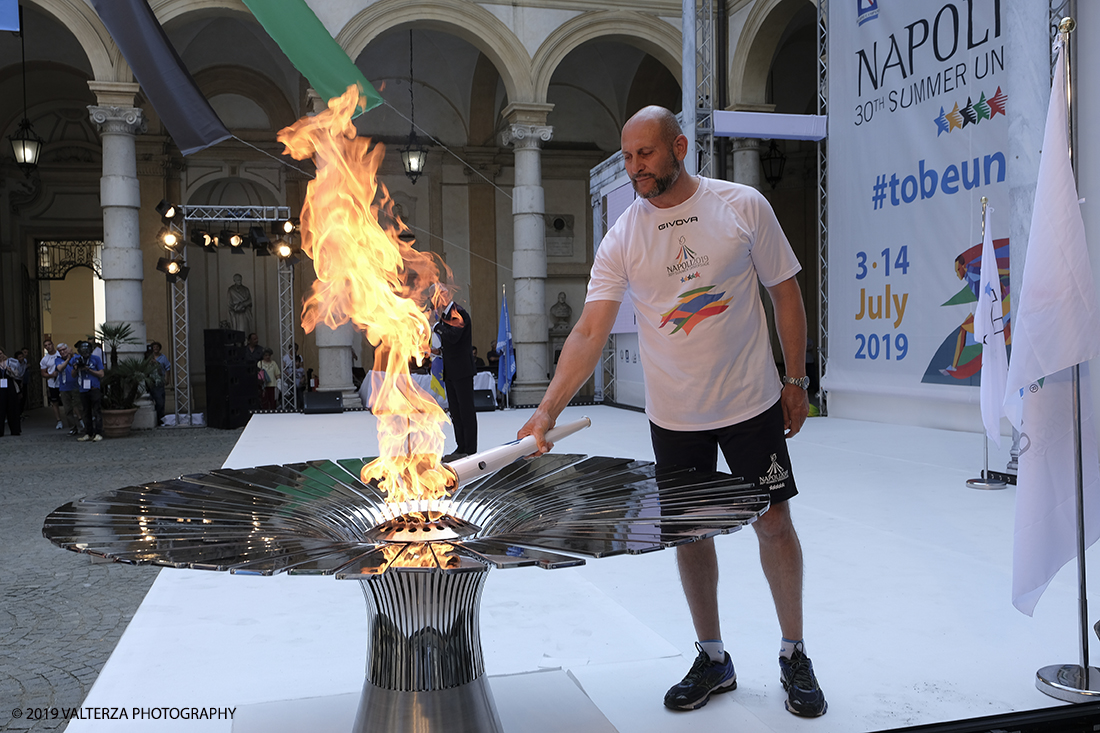 _DSF6434.jpg - 4/06/2019.Torino, Cerimonia di accensione della fiaccola del sapere della 30esima Universiade Estiva Napoli 2019. Nella foto il primo tedoforo Davide Tizzano accende la torcia che, di mano in mano ai vari tedofori arriverÃ  da Torino fino a Napoli