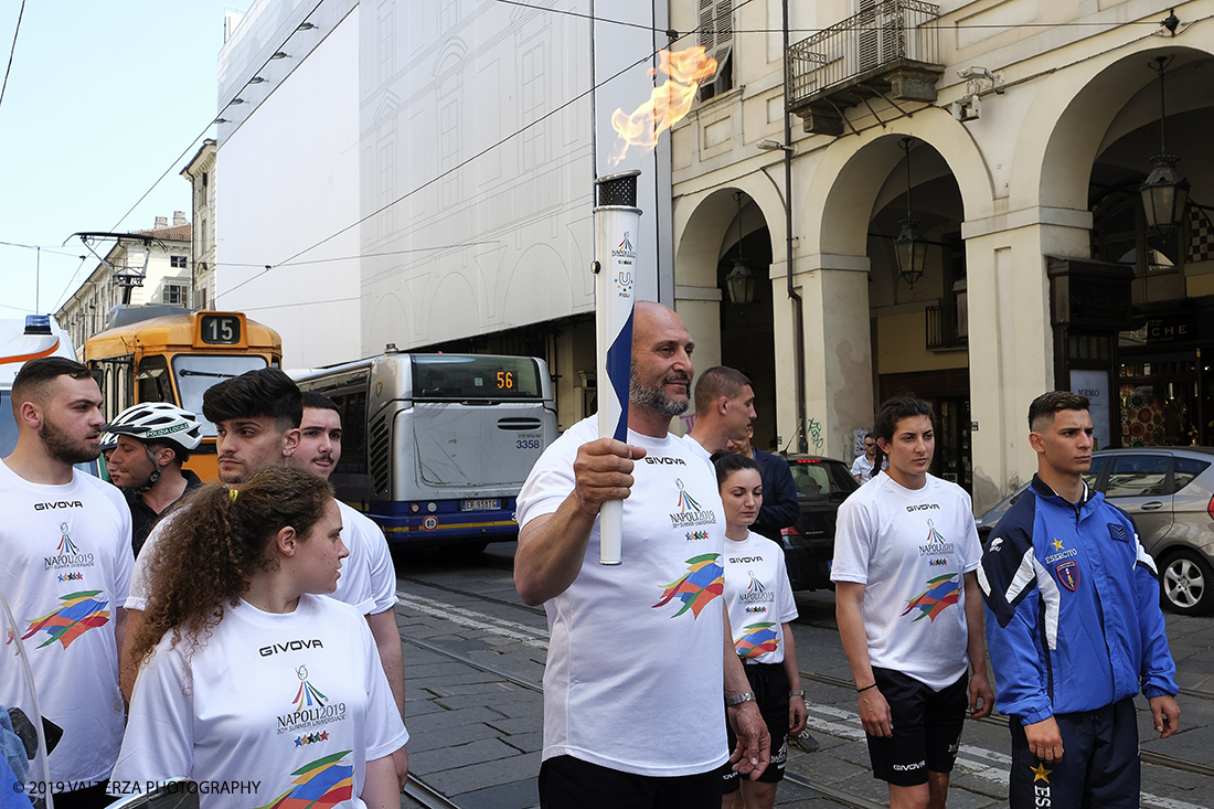 _DSF6523.jpg - 4/06/2019.Torino, Cerimonia di accensione della fiaccola del sapere della 30esima Universiade Estiva Napoli 2019. Nella foto il primo tedoforo Davide Tizzano si appresta a percorrere la prima frazione con la torcia per le vie di Torino.