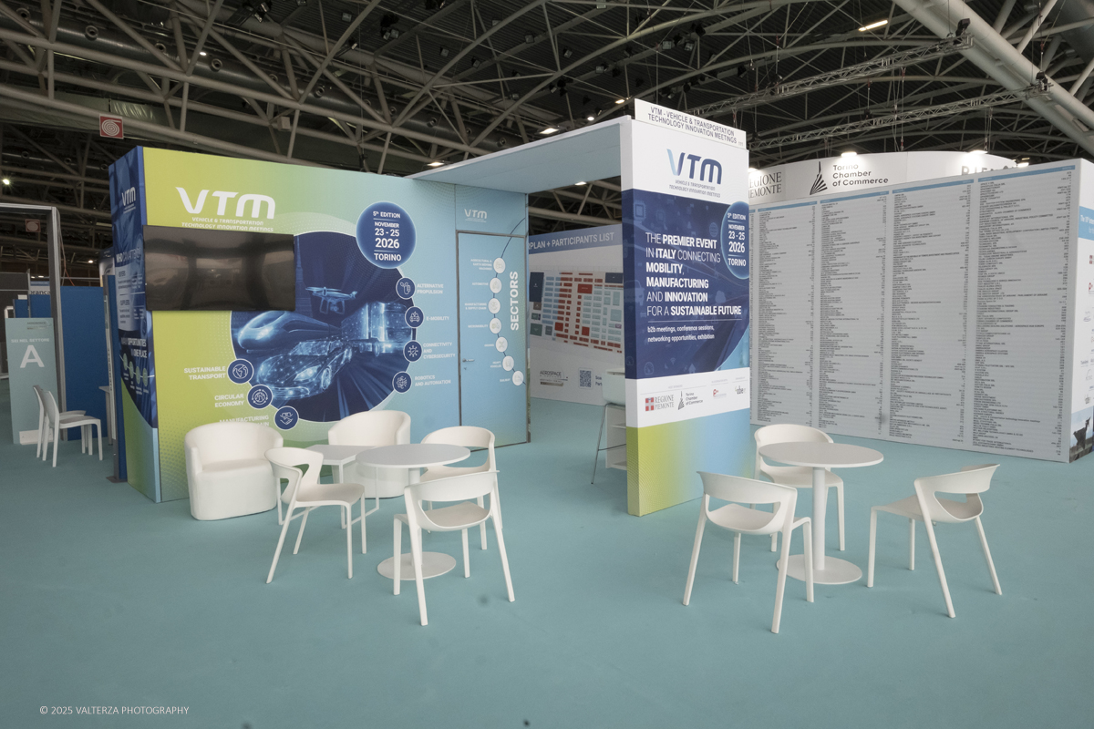 _DSF0006.jpg - 02/11/2025. Torino. Decima edizione di Aerospace & Defense Meetings Torino, la piÃ¹ importante business convention internazionale per lâ€™industria aerospaziale in Italia. Nella foto parte dell'allestimento della fiera all'Oval del Lingotto