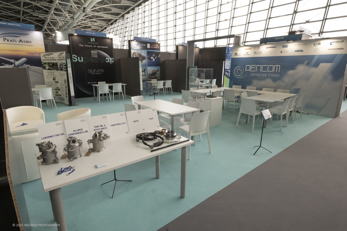 _DSF0013.jpg - 02/11/2025. Torino. Decima edizione di Aerospace & Defense Meetings Torino, la piÃ¹ importante business convention internazionale per lâ€™industria aerospaziale in Italia. Nella foto parte dell'allestimento della fiera all'Oval del Lingotto