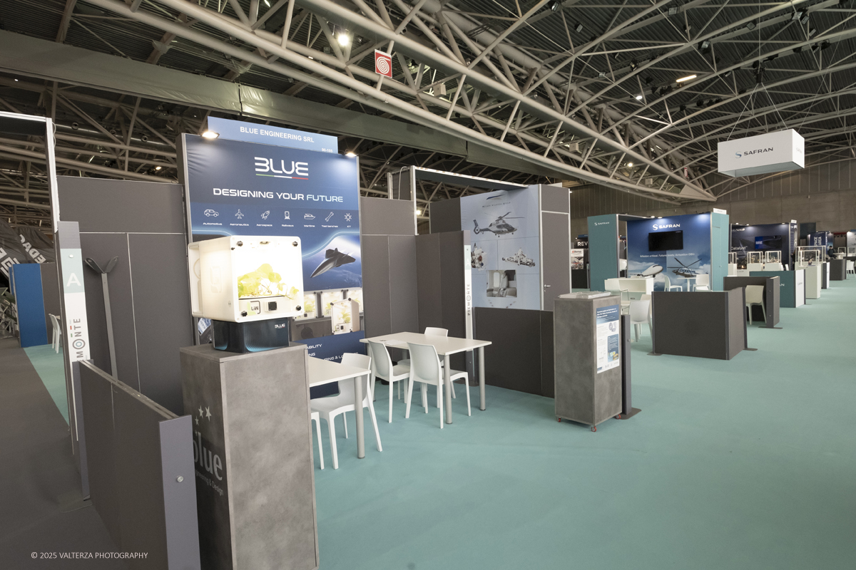 _DSF0016.jpg - 02/11/2025. Torino. Decima edizione di Aerospace & Defense Meetings Torino, la piÃ¹ importante business convention internazionale per lâ€™industria aerospaziale in Italia. Nella foto parte dell'allestimento della fiera all'Oval del Lingotto