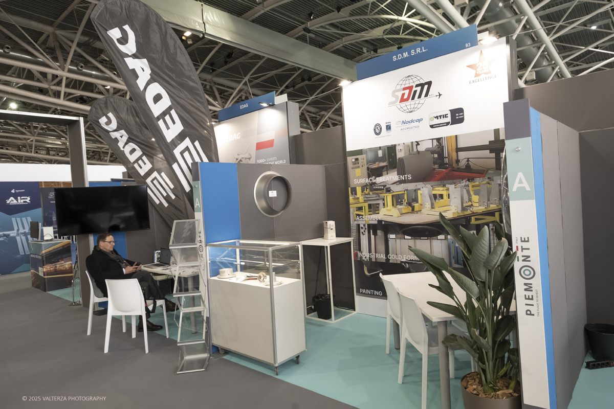 _DSF0019.jpg - 02/11/2025. Torino. Decima edizione di Aerospace & Defense Meetings Torino, la piÃ¹ importante business convention internazionale per lâ€™industria aerospaziale in Italia. Nella foto parte dell'allestimento della fiera all'Oval del Lingotto