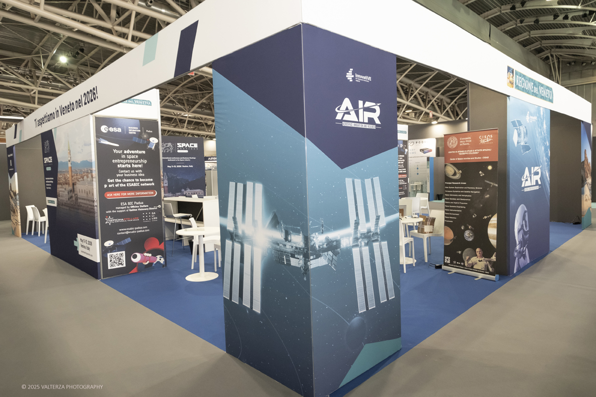 _DSF0021.jpg - 02/11/2025. Torino. Decima edizione di Aerospace & Defense Meetings Torino, la piÃ¹ importante business convention internazionale per lâ€™industria aerospaziale in Italia. Nella foto parte dell'allestimento della fiera all'Oval del Lingotto