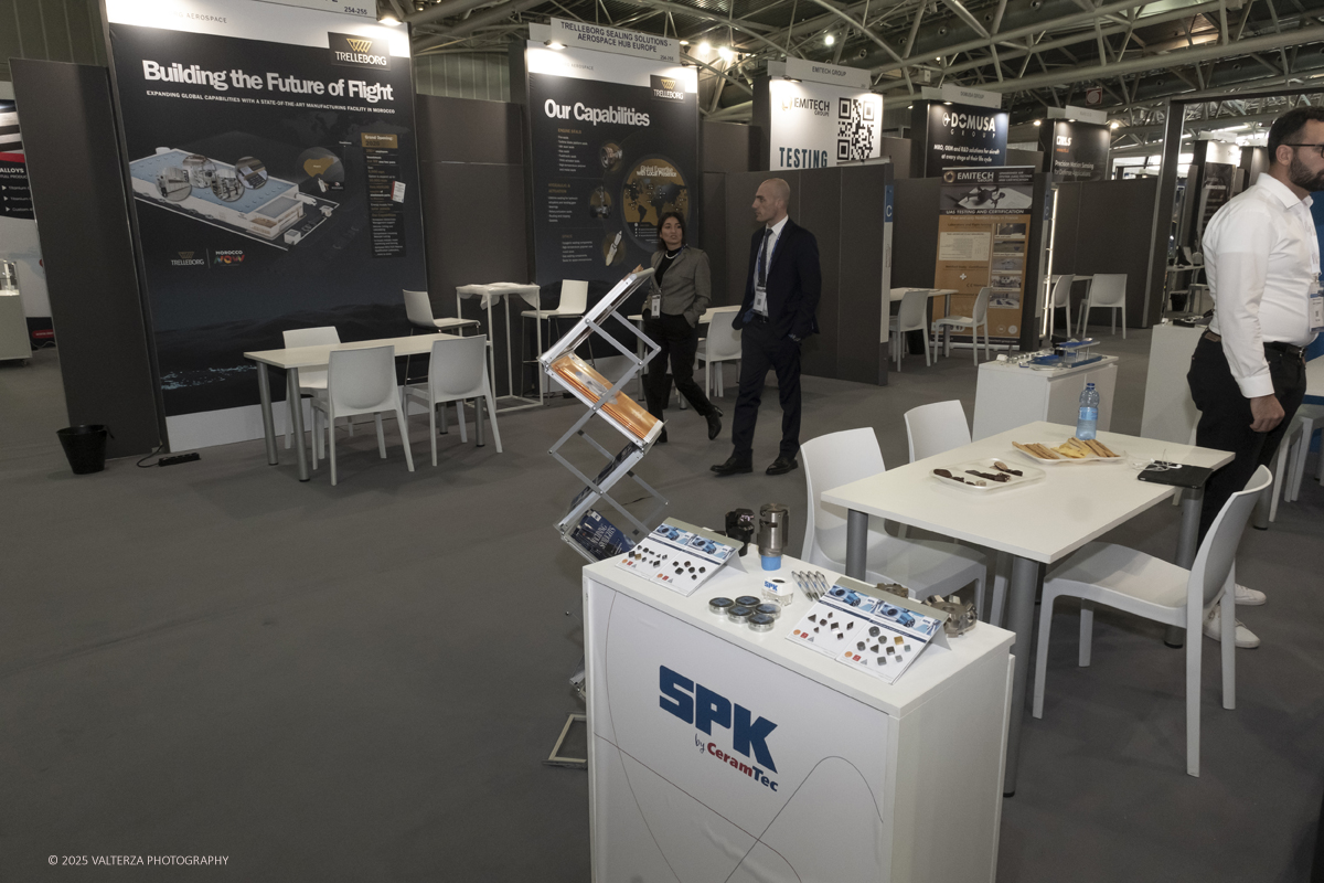 _DSF0038.jpg - 02/11/2025. Torino. Decima edizione di Aerospace & Defense Meetings Torino, la piÃ¹ importante business convention internazionale per lâ€™industria aerospaziale in Italia. Nella foto parte dell'allestimento della fiera all'Oval del Lingotto