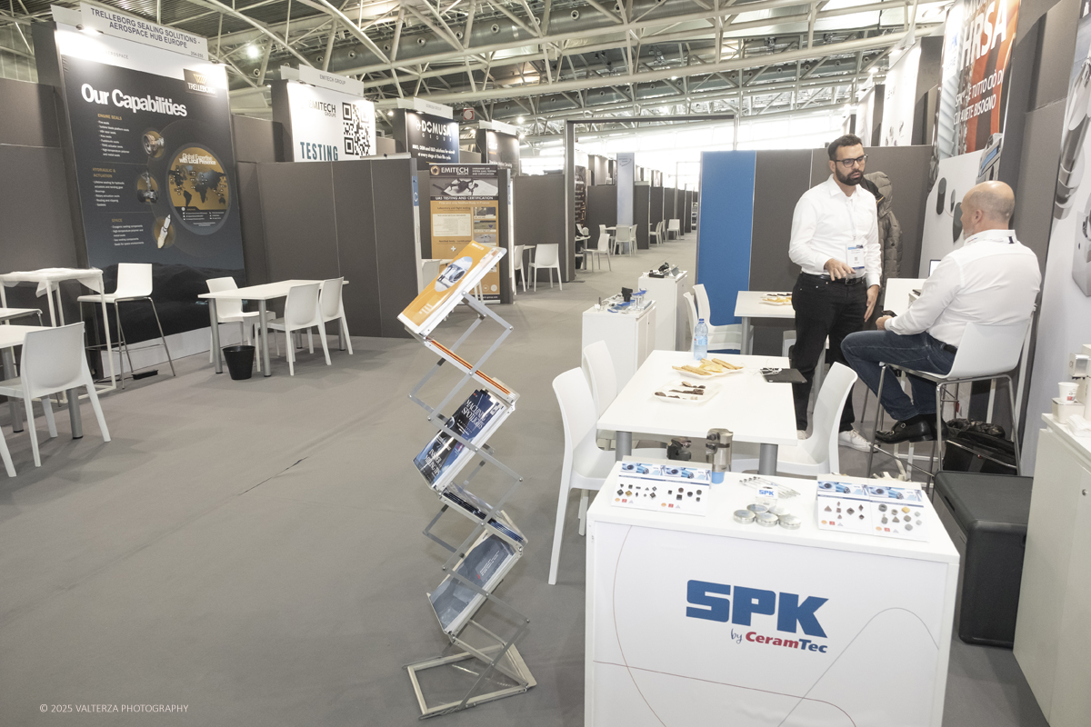 _DSF0042.jpg - 02/11/2025. Torino. Decima edizione di Aerospace & Defense Meetings Torino, la piÃ¹ importante business convention internazionale per lâ€™industria aerospaziale in Italia. Nella foto parte dell'allestimento della fiera all'Oval del Lingotto