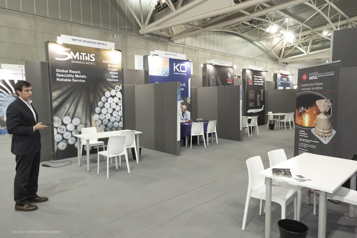 _DSF0045.jpg - 02/11/2025. Torino. Decima edizione di Aerospace & Defense Meetings Torino, la piÃ¹ importante business convention internazionale per lâ€™industria aerospaziale in Italia. Nella foto parte dell'allestimento della fiera all'Oval del Lingotto