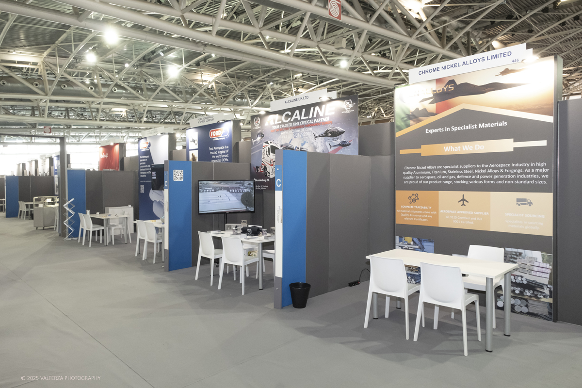 _DSF0049.jpg - 02/11/2025. Torino. Decima edizione di Aerospace & Defense Meetings Torino, la piÃ¹ importante business convention internazionale per lâ€™industria aerospaziale in Italia. Nella foto parte dell'allestimento della fiera all'Oval del Lingotto