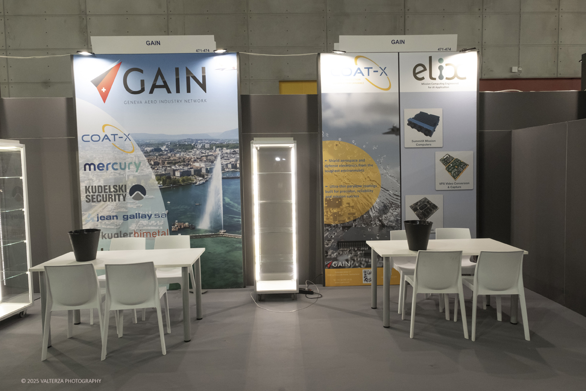 _DSF0052.jpg - 02/11/2025. Torino. Decima edizione di Aerospace & Defense Meetings Torino, la piÃ¹ importante business convention internazionale per lâ€™industria aerospaziale in Italia. Nella foto parte dell'allestimento della fiera all'Oval del Lingotto