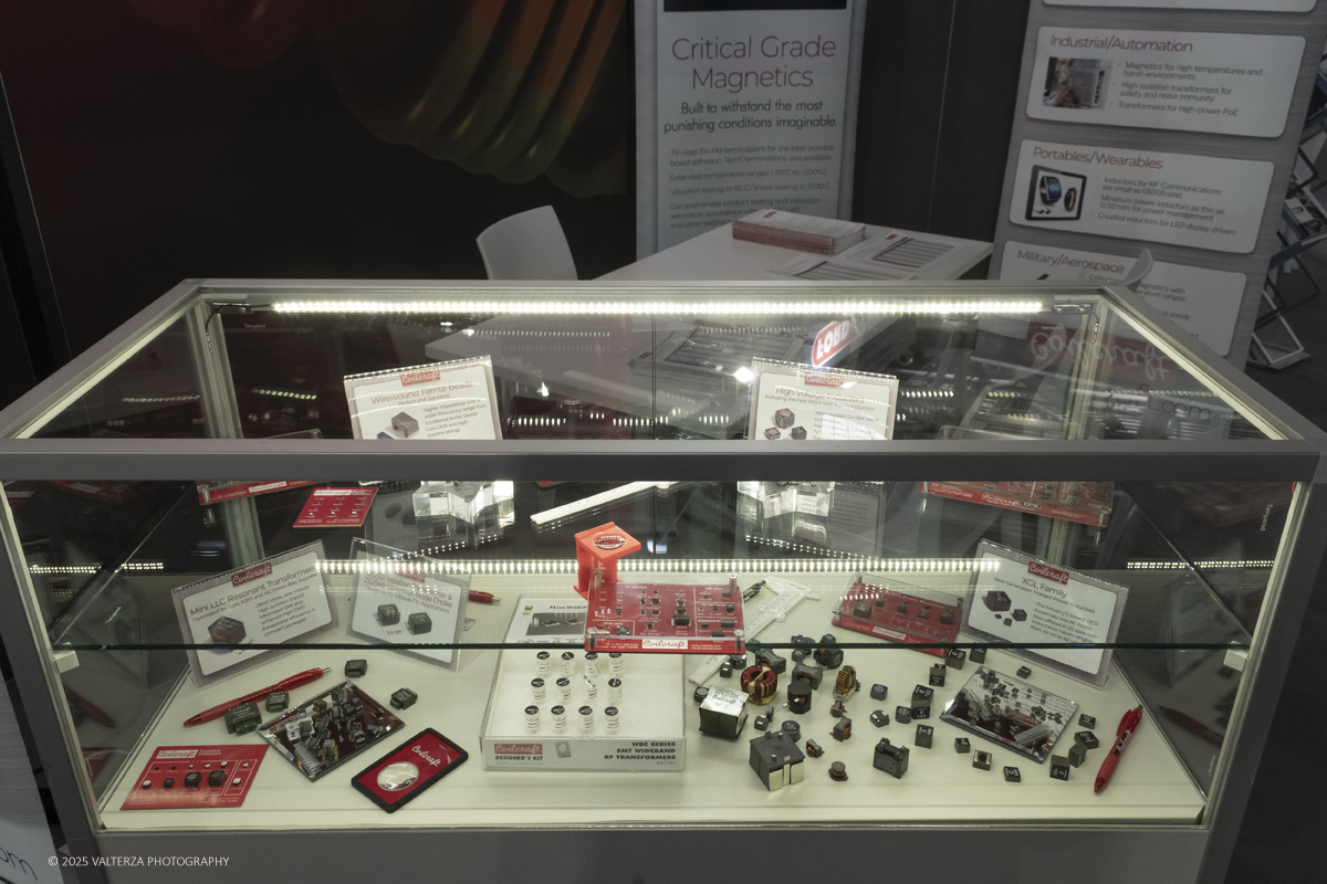 _DSF0056.jpg - 02/11/2025. Torino. Decima edizione di Aerospace & Defense Meetings Torino, la piÃ¹ importante business convention internazionale per lâ€™industria aerospaziale in Italia. Nella foto parte dell'allestimento della fiera all'Oval del Lingotto